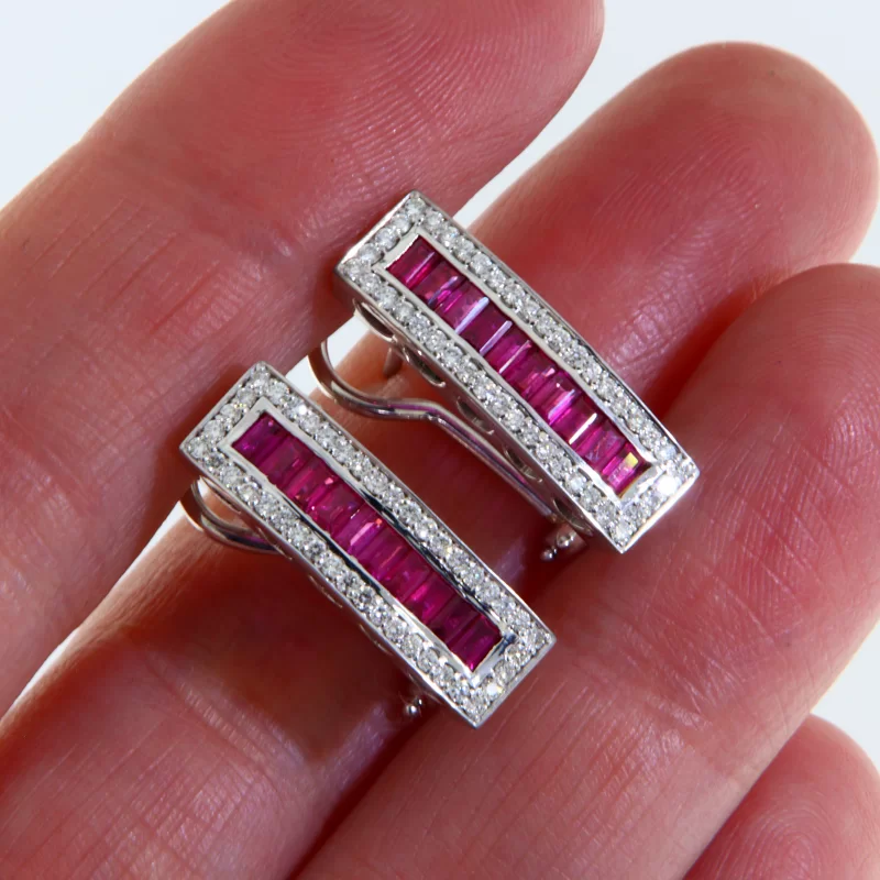 Cercei Aur Alb 14 k Bagheta Rubine Diamante Naturale - Vibratie Coloristica si Rafinament