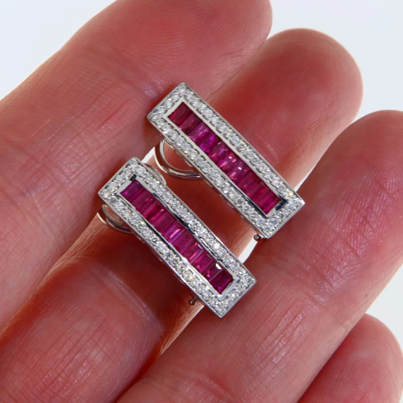 Cercei Aur Alb 14 k Bagheta Rubine Diamante Naturale - Vibratie Coloristica si Rafinament