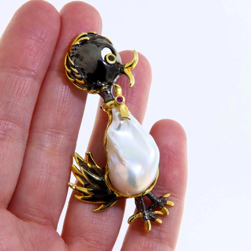 Brosa din Argint 925 Rodiu Negru Accente Aurite Perla Baroque Rodolit Naturale - Adorabila si Rafinata