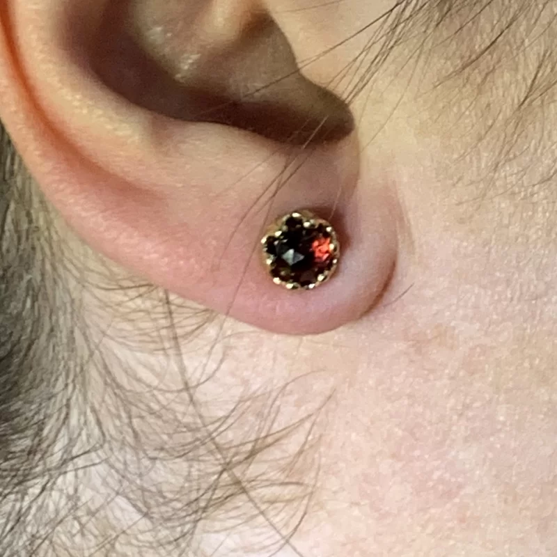 Cercei Stud Aur Galben 14k Granat Natural Colectia Miniature Royals - Stralucire Regala